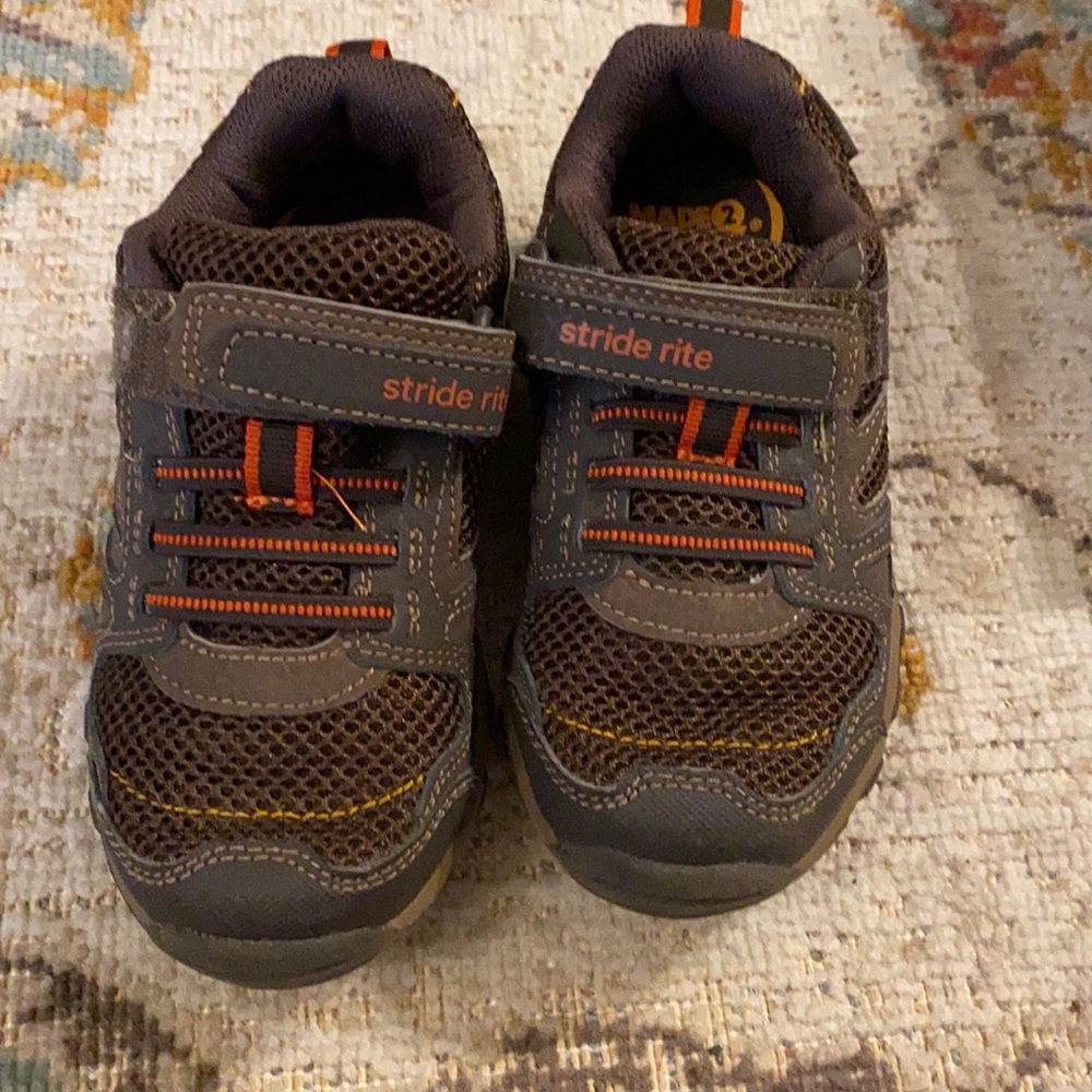 Stride Rite -LIKE NEW - boys’ sneakers size 11